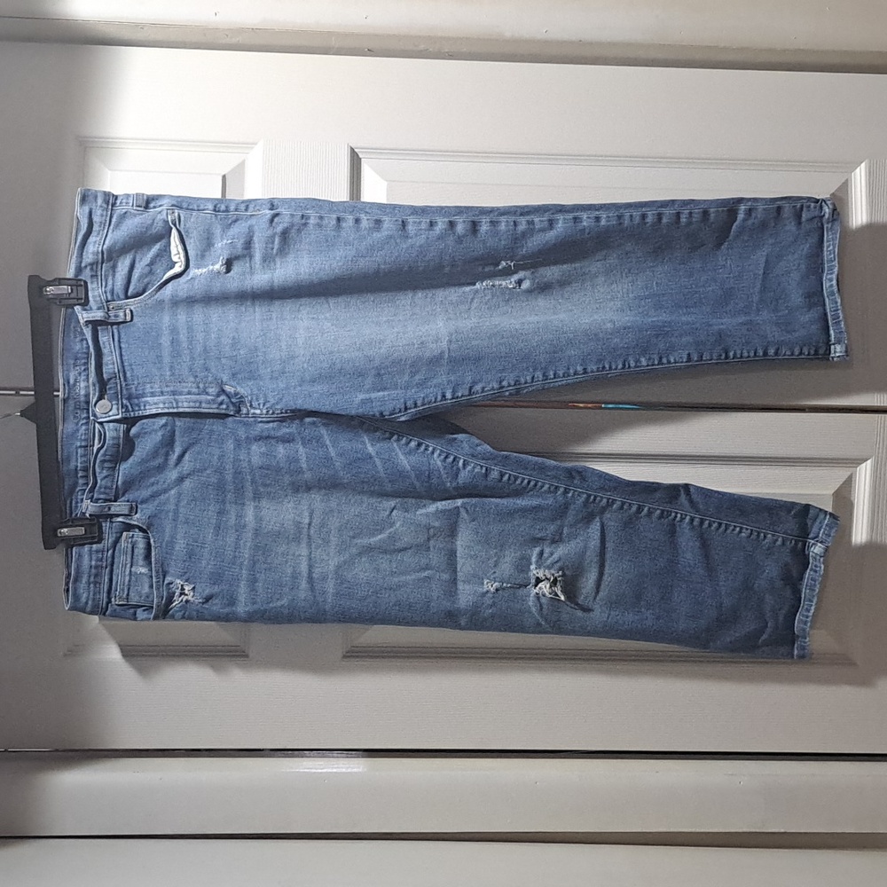 CALVIN KLEIN Boyfriend Jeans. Waist 33, Capri length of 24" distressed jeans